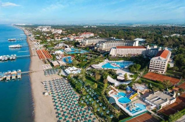 Hotelový resort u moře v Turecku z výšky