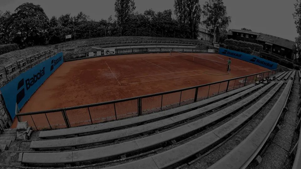 Centrální antukový dvorec s tribunou